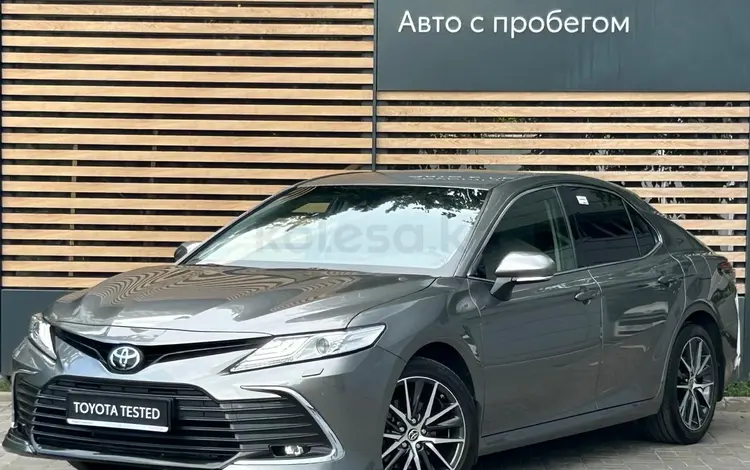 Toyota Camry Luxe 2023 года за 17 390 000 тг. в Алматы
