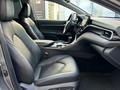 Toyota Camry Luxe 2023 года за 17 390 000 тг. в Алматы – фото 23