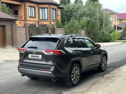 Toyota RAV4 2020 года за 15 000 000 тг. в Актобе – фото 3