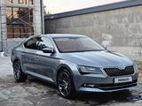 Skoda Superb 2018 года за 14 000 000 тг. в Шымкент – фото 2