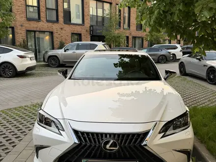 Lexus ES 250 2022 года за 23 500 000 тг. в Алматы