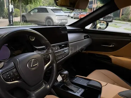 Lexus ES 250 2022 года за 23 500 000 тг. в Алматы – фото 7