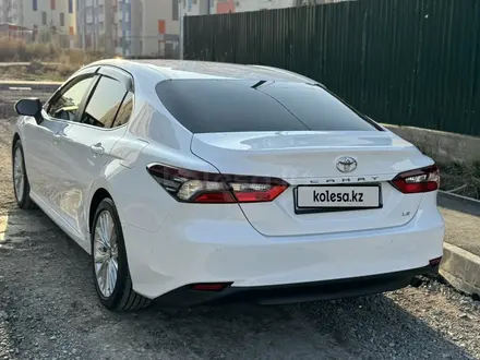 Toyota Camry 2022 года за 12 800 000 тг. в Алматы – фото 2