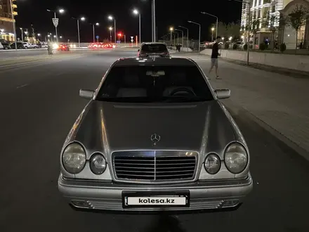 Mercedes-Benz E 320 1997 года за 2 800 000 тг. в Актау – фото 14