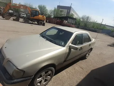 Mercedes-Benz C 200 1993 года за 1 200 000 тг. в Алматы – фото 2