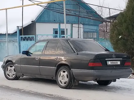 Mercedes-Benz E 220 1994 года за 1 700 000 тг. в Алматы – фото 2