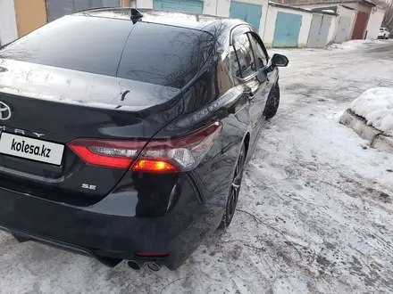 Toyota Camry 2021 года за 12 500 000 тг. в Караганда – фото 2