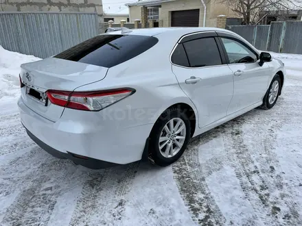 Toyota Camry 2021 года за 13 500 000 тг. в Актобе – фото 4