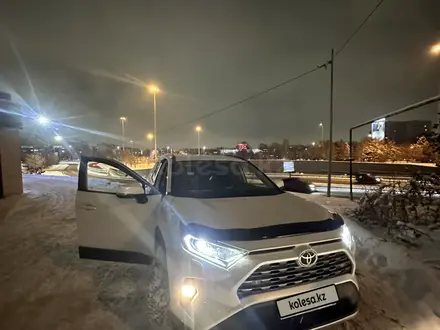 Toyota RAV4 2020 года за 15 550 000 тг. в Алматы – фото 2