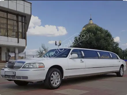 Lincoln Town Car 2000 года за 2 500 000 тг. в Алматы