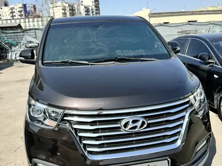 Hyundai Starex 2018 года за 14 900 000 тг. в Алматы – фото 2