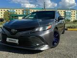 Toyota Camry 2017 года за 9 500 000 тг. в Актобе – фото 2