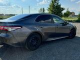Toyota Camry 2017 года за 9 500 000 тг. в Актобе – фото 5