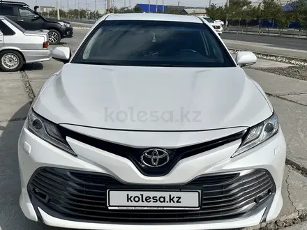 Toyota Camry 2018 года за 15 900 000 тг. в Атырау – фото 3