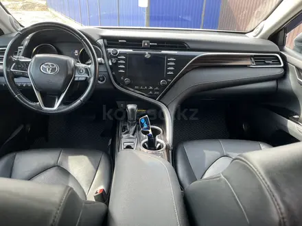 Toyota Camry 2018 года за 15 900 000 тг. в Атырау – фото 9