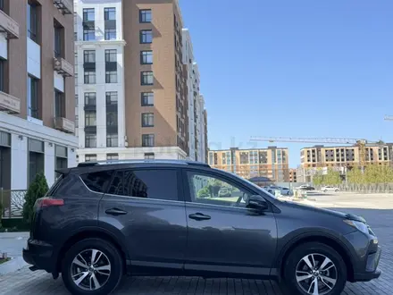Toyota RAV4 2017 года за 8 200 000 тг. в Актау – фото 3