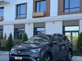 Toyota RAV4 2017 года за 8 200 000 тг. в Актау