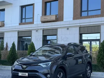 Toyota RAV4 2017 года за 8 200 000 тг. в Актау