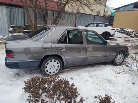 Mercedes-Benz E 220 1992 года за 1 900 000 тг. в Алматы – фото 2