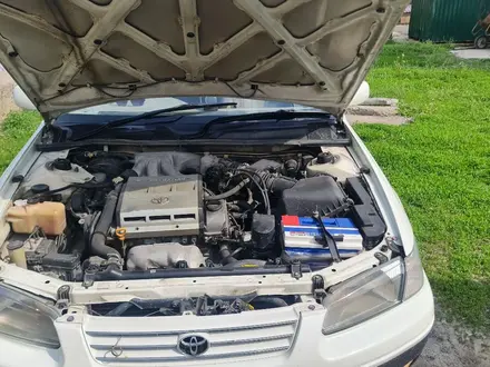 Toyota Camry 1998 года за 2 850 000 тг. в Алматы – фото 2