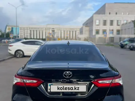 Toyota Camry 2018 года за 9 600 000 тг. в Астана – фото 13
