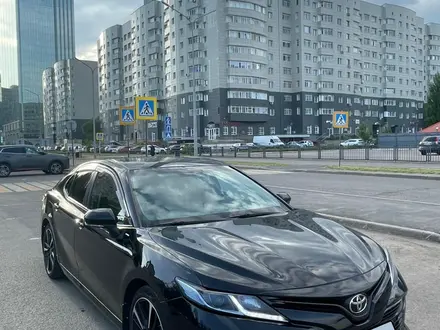 Toyota Camry 2018 года за 9 600 000 тг. в Астана