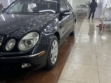 Mercedes-Benz E 320 2004 года за 5 300 000 тг. в Актау – фото 2