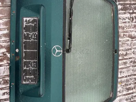 Mercedes E220 крышка багажника за 1 777 тг. в Актобе