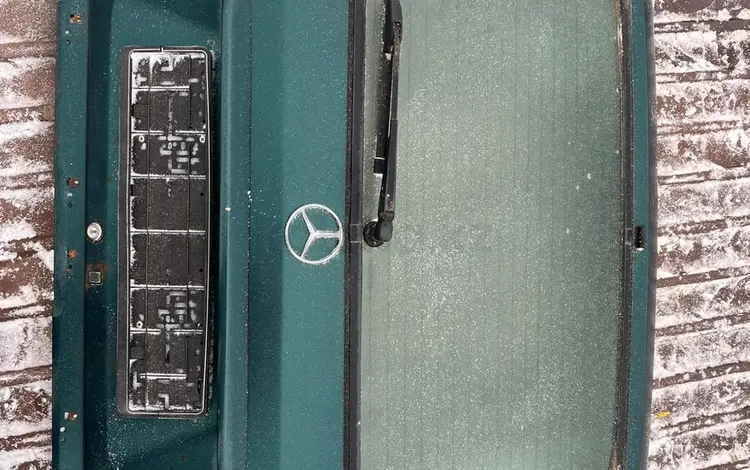 Mercedes E220 крышка багажника за 1 777 тг. в Актобе