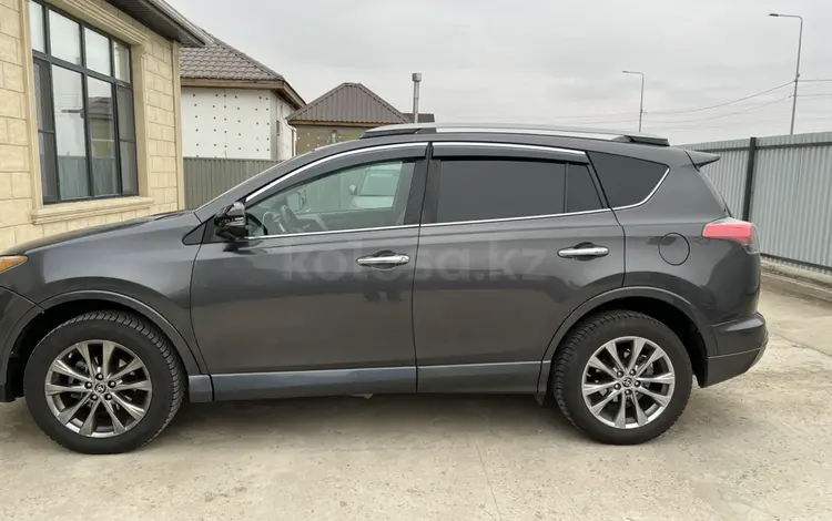 Toyota RAV4 2017 года за 12 000 000 тг. в Атырау