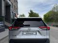 Toyota RAV4 2021 года за 15 350 000 тг. в Актобе – фото 4