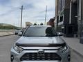 Toyota RAV4 2021 года за 15 350 000 тг. в Актобе