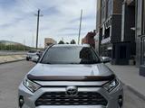 Toyota RAV4 2021 года за 15 350 000 тг. в Актобе