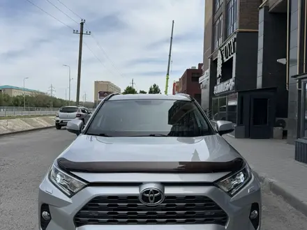 Toyota RAV4 2021 года за 15 350 000 тг. в Актобе