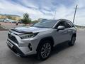 Toyota RAV4 2021 года за 15 350 000 тг. в Актобе – фото 2