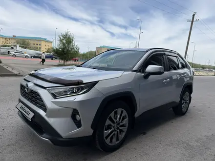 Toyota RAV4 2021 года за 15 350 000 тг. в Актобе – фото 2
