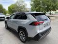 Toyota RAV4 2021 года за 15 350 000 тг. в Актобе – фото 3