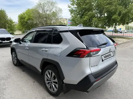 Toyota RAV4 2021 года за 15 350 000 тг. в Актобе – фото 3