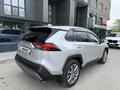 Toyota RAV4 2021 года за 15 350 000 тг. в Актобе – фото 5