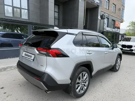Toyota RAV4 2021 года за 15 350 000 тг. в Актобе – фото 5