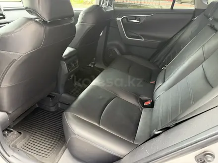 Toyota RAV4 2021 года за 15 350 000 тг. в Актобе – фото 8