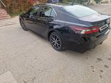 Toyota Camry 2022 года за 13 500 000 тг. в Актау – фото 4