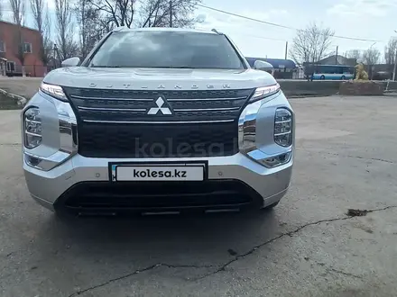 Mitsubishi Outlander 2023 года за 17 400 000 тг. в Актобе – фото 2