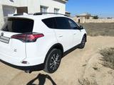 Toyota RAV4 2016 года за 7 800 000 тг. в Актау – фото 3