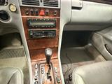 Mercedes-Benz E 320 1998 годаүшін2 888 888 тг. в Усть-Каменогорск – фото 4