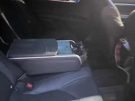 Toyota Camry 2019 года за 14 800 000 тг. в Алматы – фото 13
