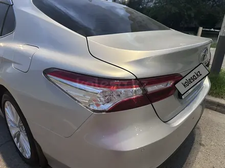Toyota Camry 2019 года за 14 800 000 тг. в Алматы – фото 16