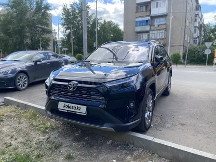 Toyota RAV4 2023 года за 15 500 000 тг. в Кокшетау – фото 2