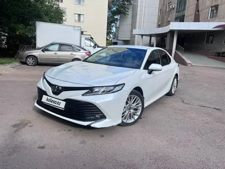 Toyota Camry 2021 года за 13 800 000 тг. в Астана