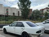 Mercedes-Benz E 320 1998 года за 1 300 000 тг. в Астана – фото 2